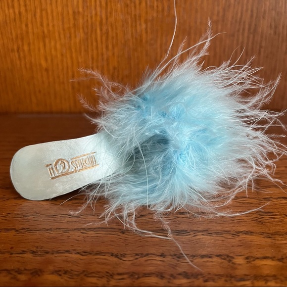 Nostalgia Blue Feather Sandal Figurine - Picture 3 of 5